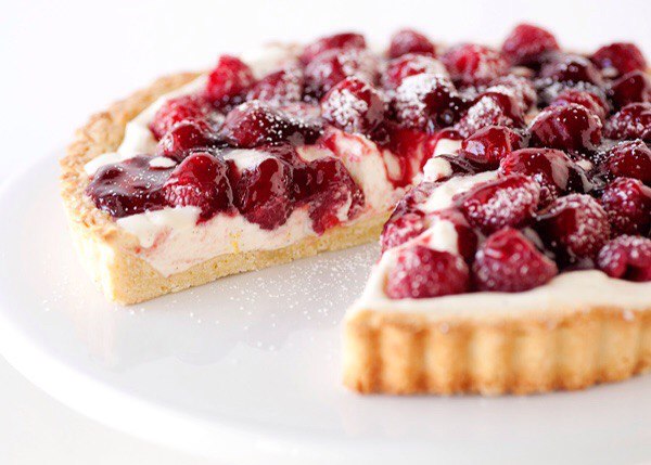 Пройдемся по сладенькому, сделаем пирог с вишней